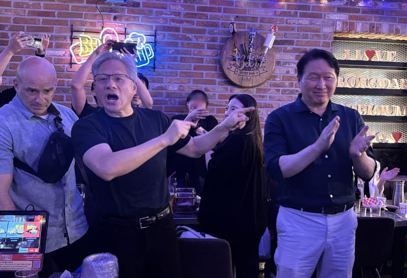 [뉴스] 치맥 특수 잡아라…BBQ, 젠슨 황 세트’ 만든다