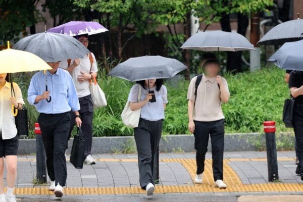 [뉴스] 전국 흐리고 일부 지역 소나기…낮 최고 20~27도