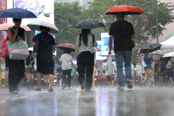 [뉴스] 전국 폭염·열대야 지속…오후 곳곳 소나기 돌풍·낙뢰 주의
