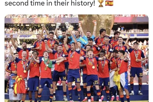 [뉴스] “거기 왜 끼나”…스페인 우승 잔치 간 트럼프, FIFA 사진서 ‘통편집’ 굴욕