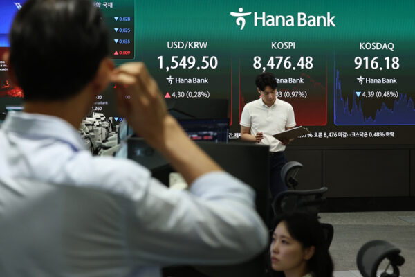 [뉴스] “상반기엔 하이닉스로 통했다면, 하반기는 이것”…ETF ‘창과 방패’ 이렇게 짜라