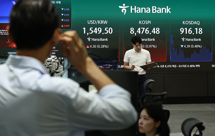 [뉴스] “상반기엔 하이닉스로 통했다면, 하반기는 이것”…ETF ‘창과 방패’ 이렇게 짜라