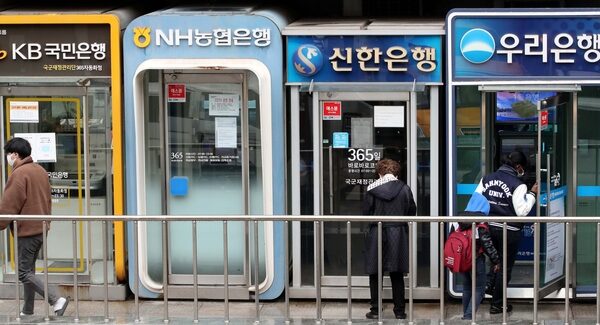 [뉴스] “코스피 20% 빠져도 우린 올랐습니다”…기준금리 인상에 은행주 ‘들썩’