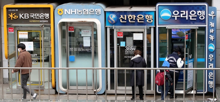 [뉴스] “코스피 20% 빠져도 우린 올랐습니다”…기준금리 인상에 은행주 ‘들썩’