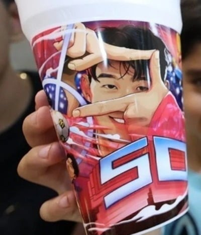 [뉴스] 왜 한국에서만 못 구하냐…11만원 찍은 손흥민 컵 뭐길래