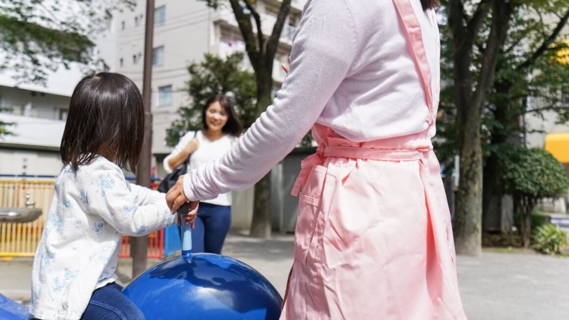 [뉴스] 버스 언제 오지?…땡볕에 지치던 학부모들, 부담 덜었다