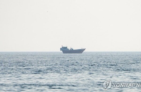 [뉴스] 미국-이란 종전 MOU 끝난 첫날, 호르무즈서 선박 피격