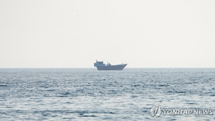[뉴스] 미국-이란 종전 MOU 끝난 첫날, 호르무즈서 선박 피격