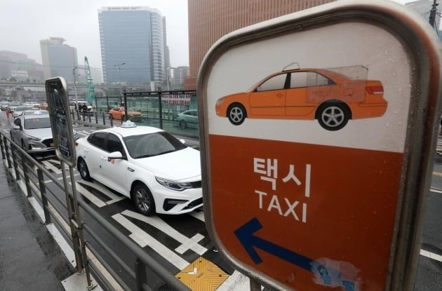 [뉴스] 앱 없이 택시 15만번 불렀다…어르신들 02-114 누른 까닭