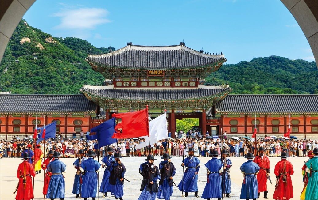 [뉴스] 입추 지나자 한풀 꺾인 폭염…경복궁 수문장 교대식 재개