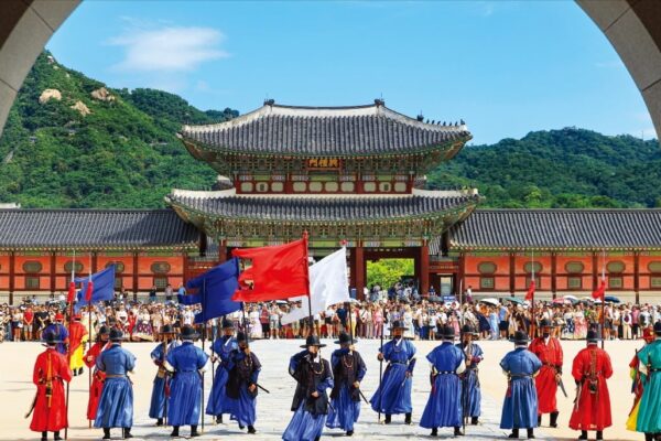 [뉴스] 입추 지나자 한풀 꺾인 폭염…경복궁 수문장 교대식 재개