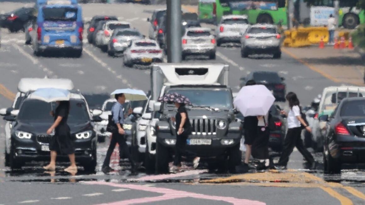 [뉴스] 낮 최고 36도 찜통더위…내륙 소나기·동해안 폭우