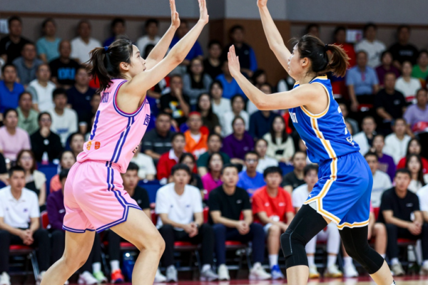 Caitlin Clark vs Paige Bueckers 3차전: Fever vs Wings 승자는?