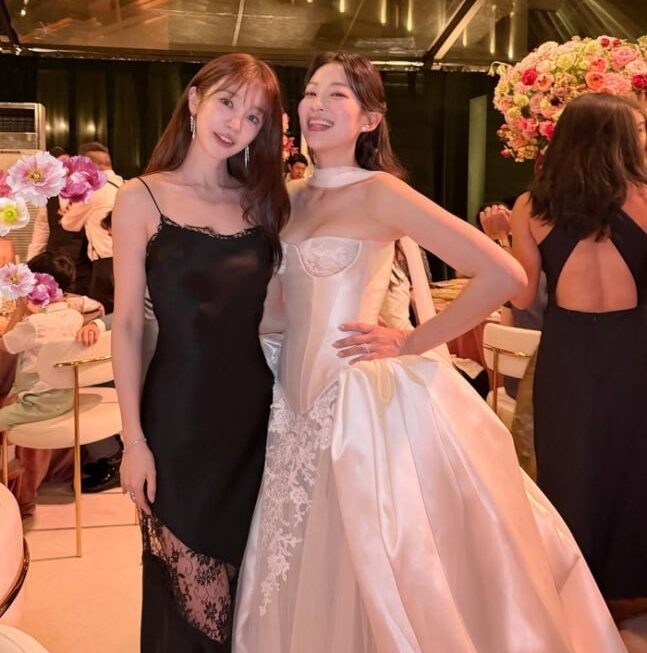 [뉴스] 절친 결혼식에 슬립 드레스 입은 윤은혜…결국 입 열었다