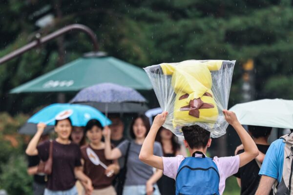 [뉴스] 전국 곳곳 소나기…폭염특보 속 체감 35도까지