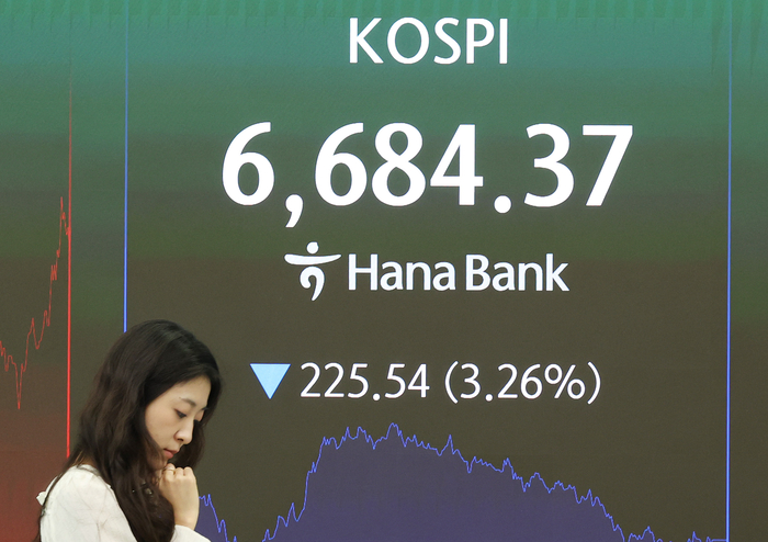 [뉴스] “언제부턴지 주식창 안 켜는게 편하네요”…외국인, 하루 3.2조원 왜 던졌나