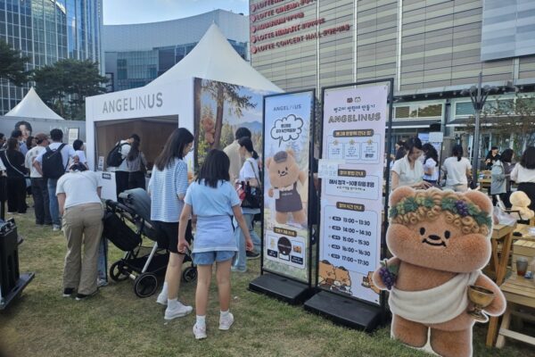 [뉴스] 땡볕에 1200명 줄세웠다…커피팬 홀린 곰돌이 정체