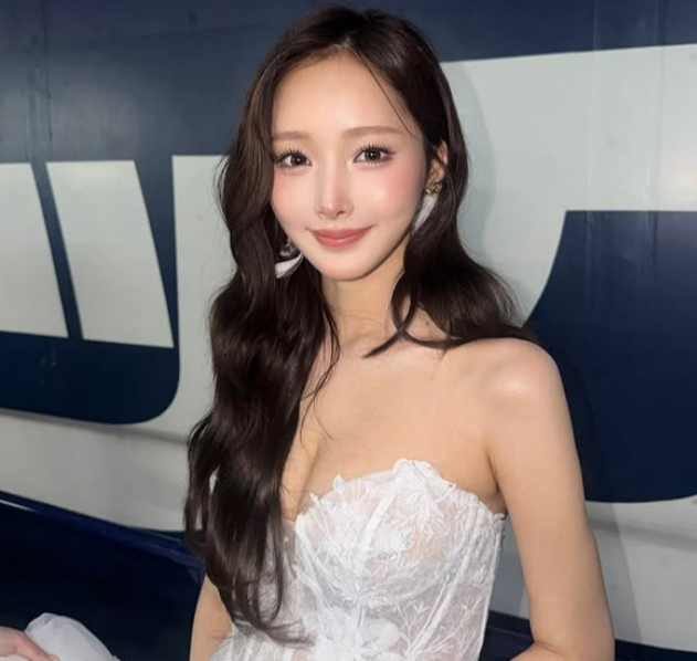 [뉴스] “아이들도 보는데”…‘유흥업소 출신’ 인플루언서 시구 추진했다 결국 취소