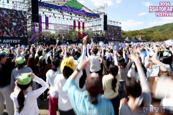 [뉴스] 잔나비·에이티즈 보자…주말 한강에 우르르 몰렸다