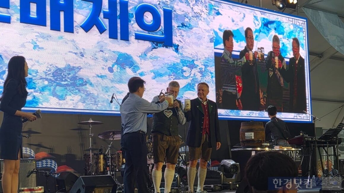 [뉴스] 수백 명이 맥주잔 들고 건배…서울서 벌어진 뜻밖의 풍경