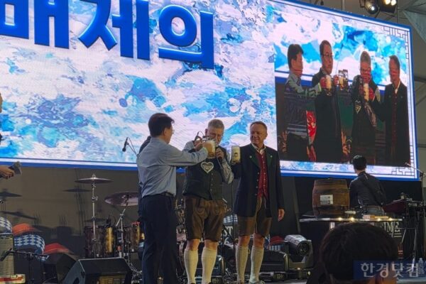 [뉴스] 수백 명이 맥주잔 들고 건배…서울서 벌어진 뜻밖의 풍경