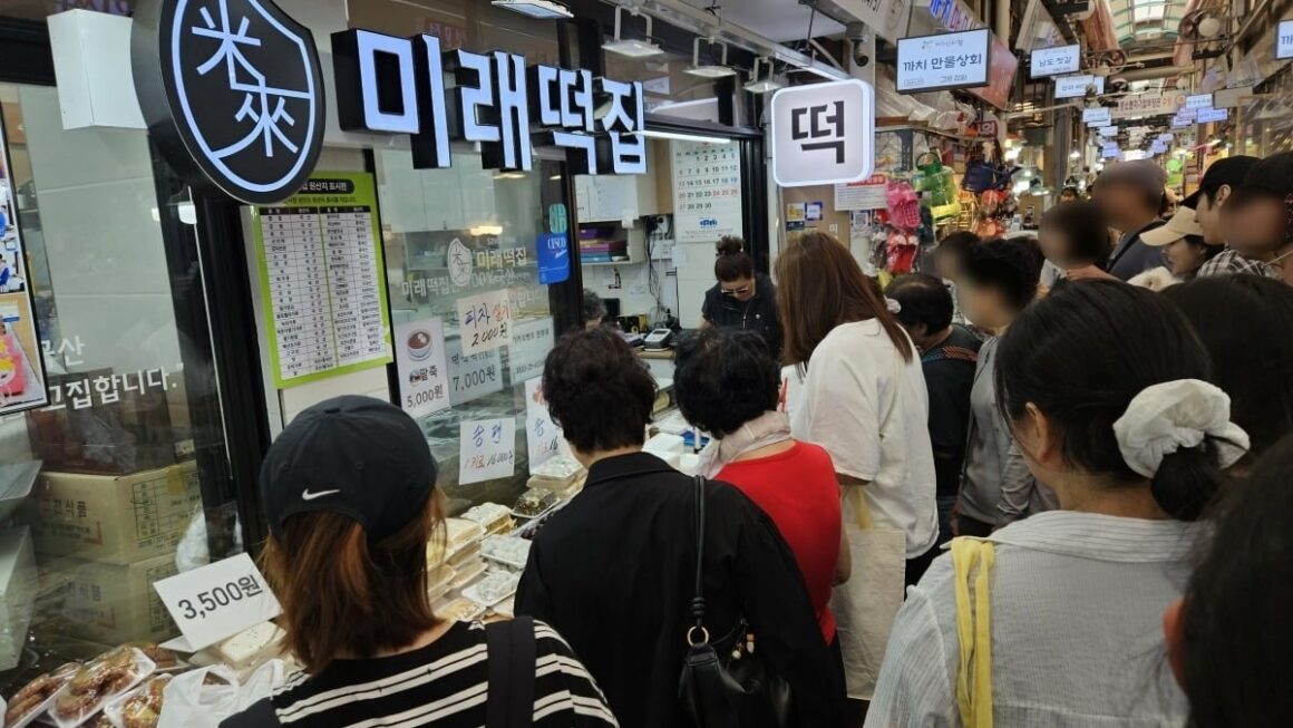 [뉴스] 아들·며느리도 맛 보여주려고…80대까지 줄 서서 사갔다