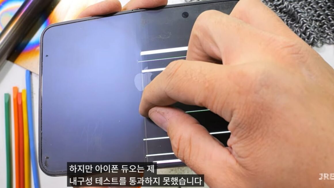 [뉴스] 모래 뿌리고 손톱으로 긁었더니… 아이폰듀오 처참