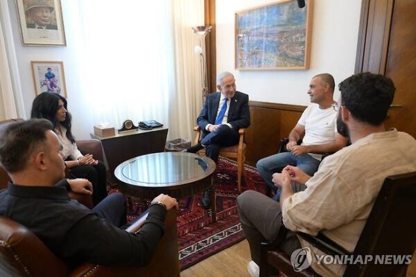 [뉴스] ‘여객기 추락 시도’ 부기장, 도끼로 기장 공격…UAE, 범행 동기·연계성 등 수사