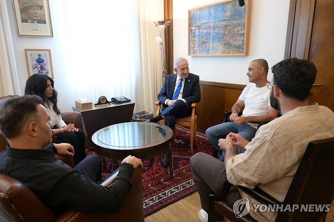 [뉴스] ‘여객기 추락 시도’ 부기장, 도끼로 기장 공격…UAE, 범행 동기·연계성 등 수사