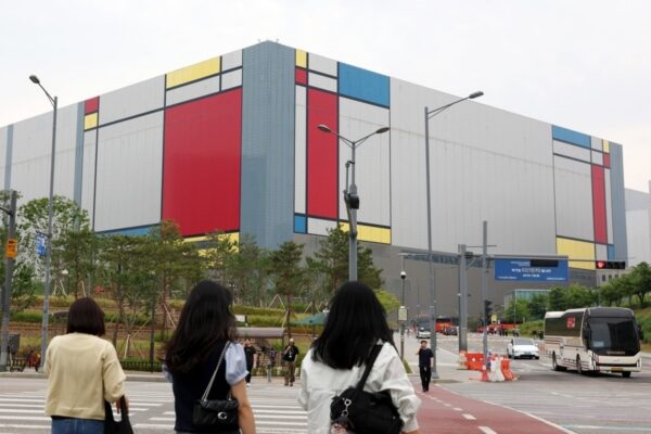 [뉴스] 후회말고 삼성전자 사라…100조 뉴노멀에 개미도 들썩