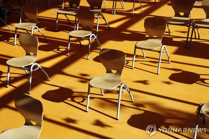 [뉴스] 만기되면 계속 연장…17년간 병가 내고 월급은 ‘꼬박꼬박’ 받은 여교사