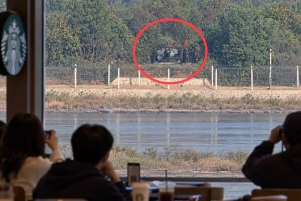 [뉴스] 스타벅스 창밖에 北 자주포가?…SNS 달군 사진의 정체