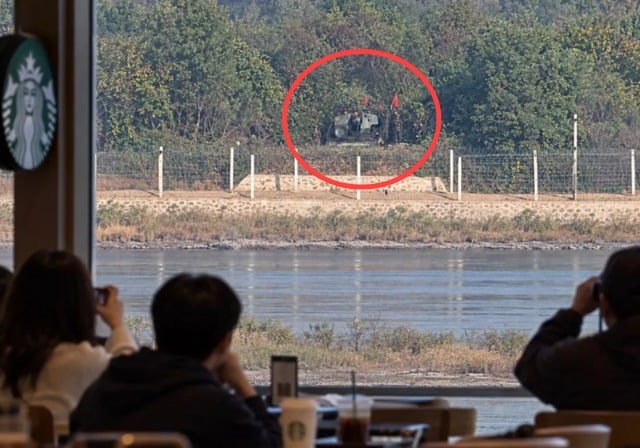 [뉴스] 스타벅스 창밖에 北 자주포가?…SNS 달군 사진의 정체