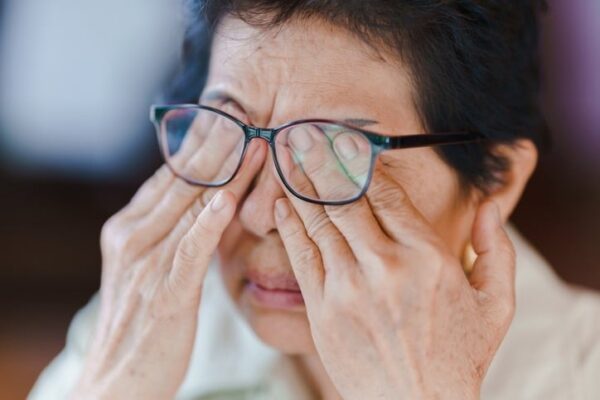 [뉴스] 눈에 뭐가 들어간 것 같아요…병원 찾은 70대 충격